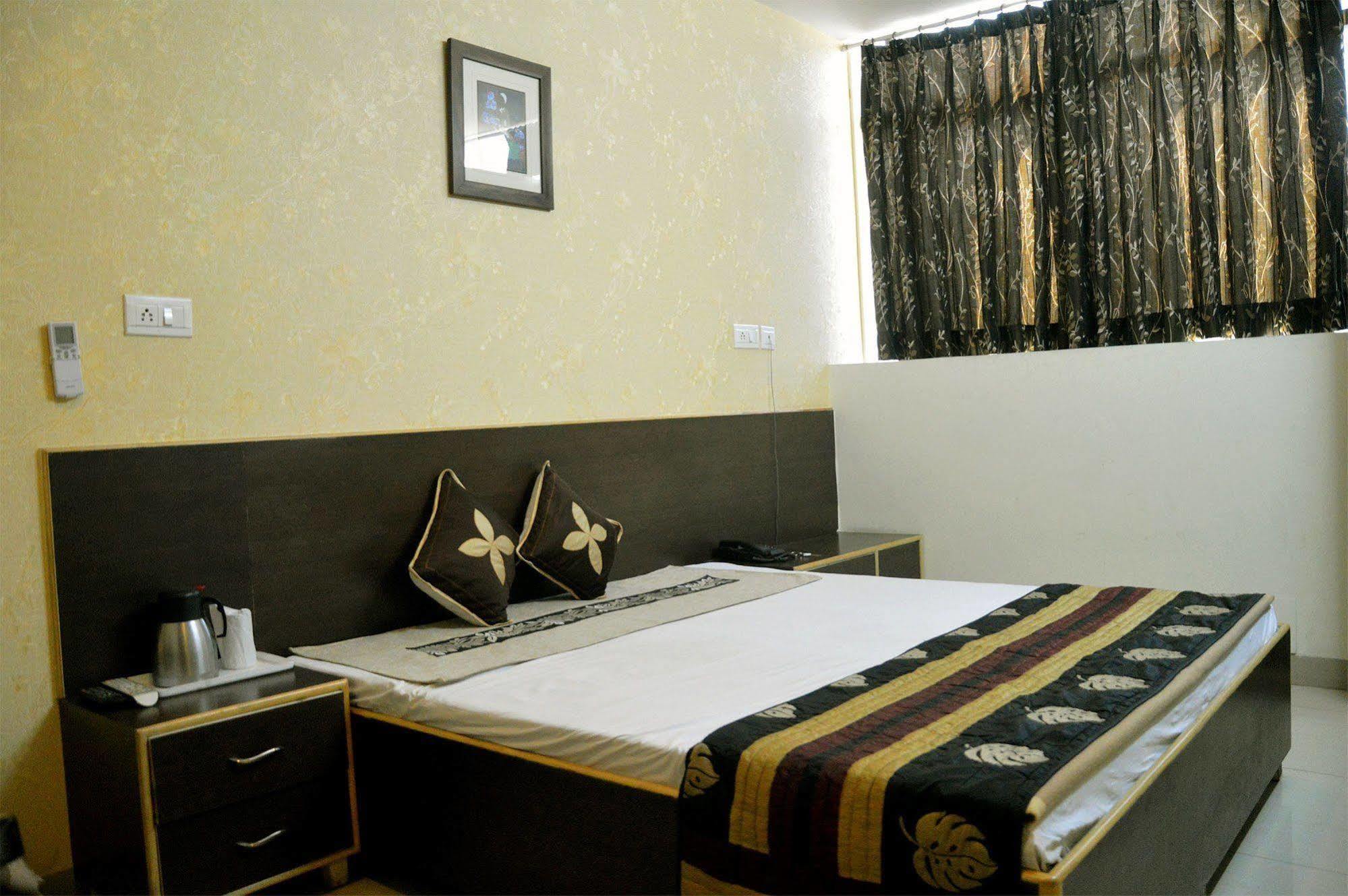 Hotel Ananta Inn Джайпур Екстериор снимка